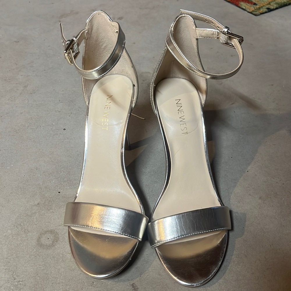 NWOT Nine West gold heels